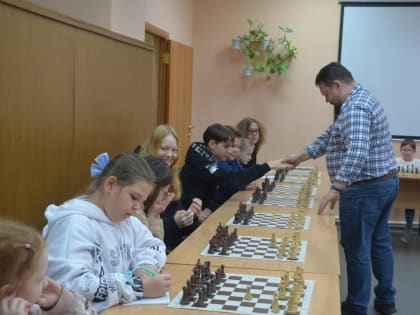 Международный гроссмейстер Роман Овечкин сыграл с тобольскими юными шахматистами