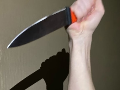 Ударила ножом