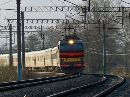 Под Тюменью грузовой поезд сбил мужчину