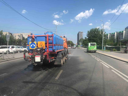 В Тюмени из-за жары поливают водой дороги