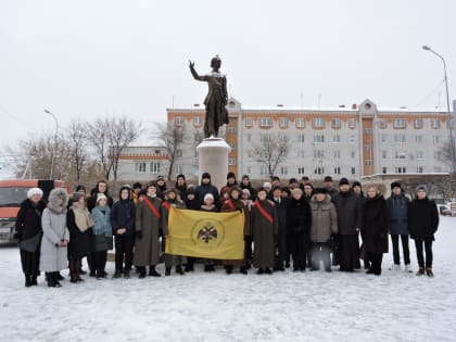 Возложения цветов к памятнику Генералиссимусу Российских войск Александру Суворову.