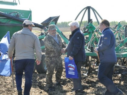 Юрий Конев поздравил юргинского механизатора