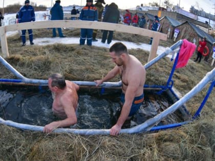 Тысячи тюменцев окунулись в первый день Крещенских купаний