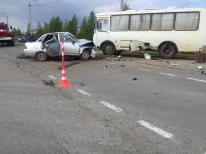 Водитель умер сразу, пассажир — в больнице. В Тюменской области в селе Вагай «десятка» врезалась в автобус