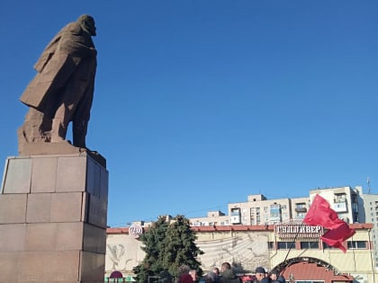 Как почтили 106-ю годовщину Великой Октябрьской социалистической революции в Луганске