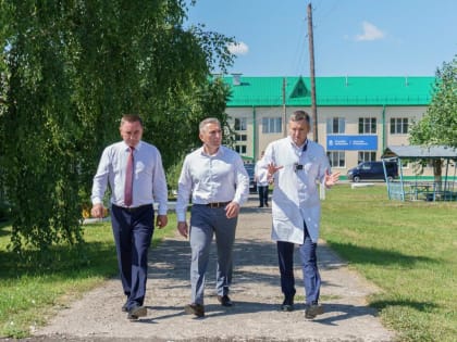 Александр Моор осмотрел социальные объекты в Армизонском районе