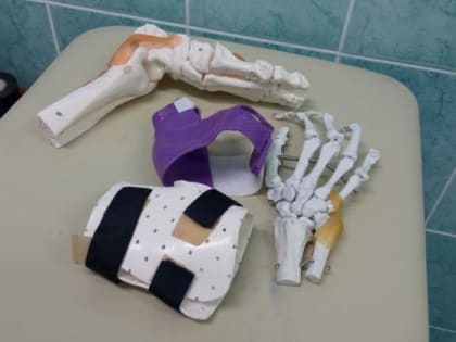 Тюменские лицеисты научились создавать ортезы и накладывать швы в подразделении кистевой хирургии