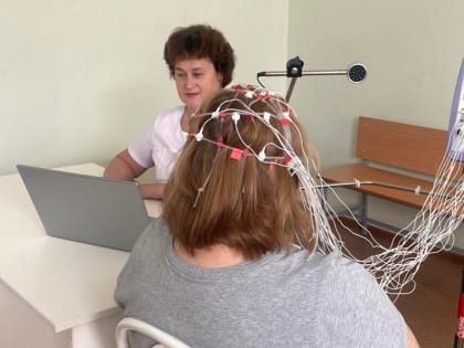 Современный энцефалограф помогает в анализе состояния мозга медикам областной больницы № 12