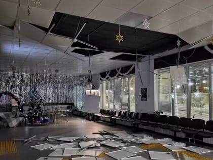 Подвесной потолок обрушился в одном из ледовых центров Тюменской области