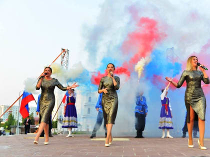 День Российского флага тоболяки отметили праздничным концертом и игровой программой