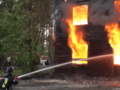 В Тюмени 17 пожарных тушили многоквартирный нежилой дом на улице Холодильной