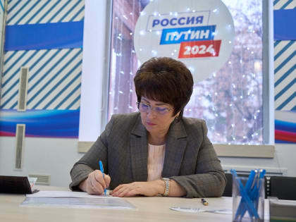Председатель Тюменской гордумы Светлана Иванова поставила свою подпись в поддержку Владимира Путина
