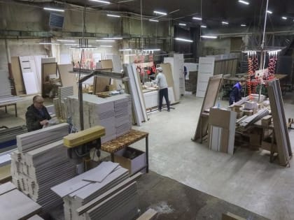 Общественники побывали с экскурсией на производстве дверей