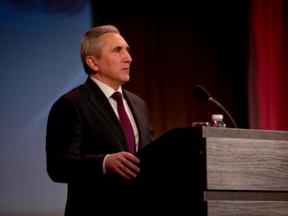 Александр Моор вручил Благодарности Губернатора нижнетавдинским педагогам