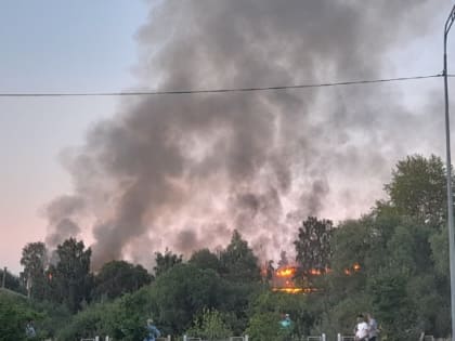 На тюменской Лесобазе горит жилой дом. ФОТО