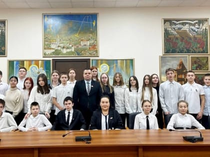 Петр Петрович познакомил восьмиклассников с Тобольской городской думой