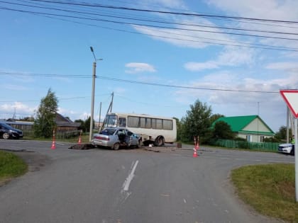 Два человека погибли в столкновении автобуса и "Лады" в Тюменской области