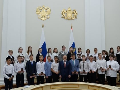 Губернатор Тюменской области вручил паспорта талантливым подросткам