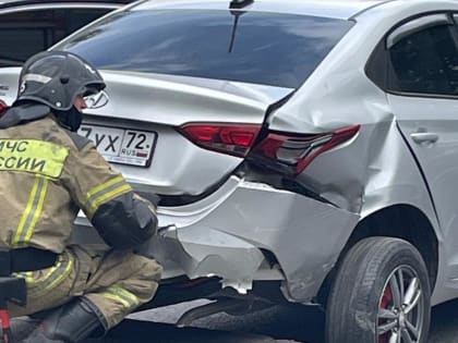 В Тюмени столкнулись легковушка и частная служба перевозки пациентов