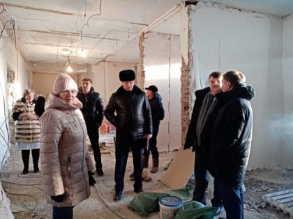 «Партийный десант» проконтролировал ремонт поликлиники в селе Викулово