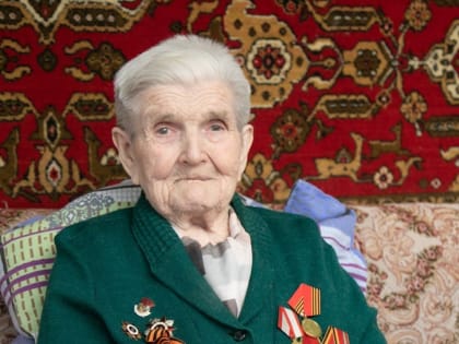Александр Моор поздравил Анну Шахтарину с 101-летием