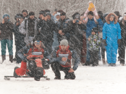 Победительница соревнований по унимото Snow Dogs под Тобольском передала первое место имениннику