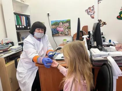 Юные пациенты Юргинской больницы проходят экспресс-диагностику слуха на новом оборудовании