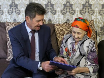 Владимир Ковин поздравил с 90-летием жительницу села Новоатьялово