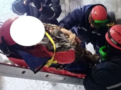 Тюменские спасатели эвакуировали из недостроенного здания мужчину без сознания