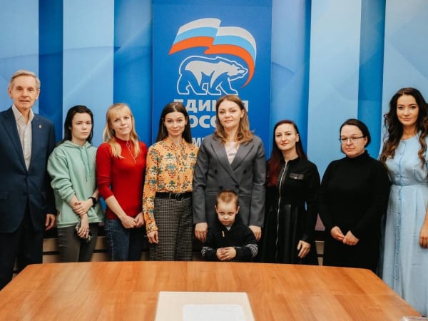 Андрей Артюхов и Ольга Швецова поздравили жен мобилизованных с Днем матери