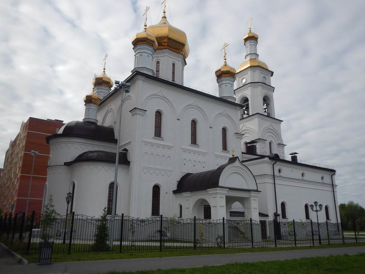 Крестовоздвиженский храм фиолетового
