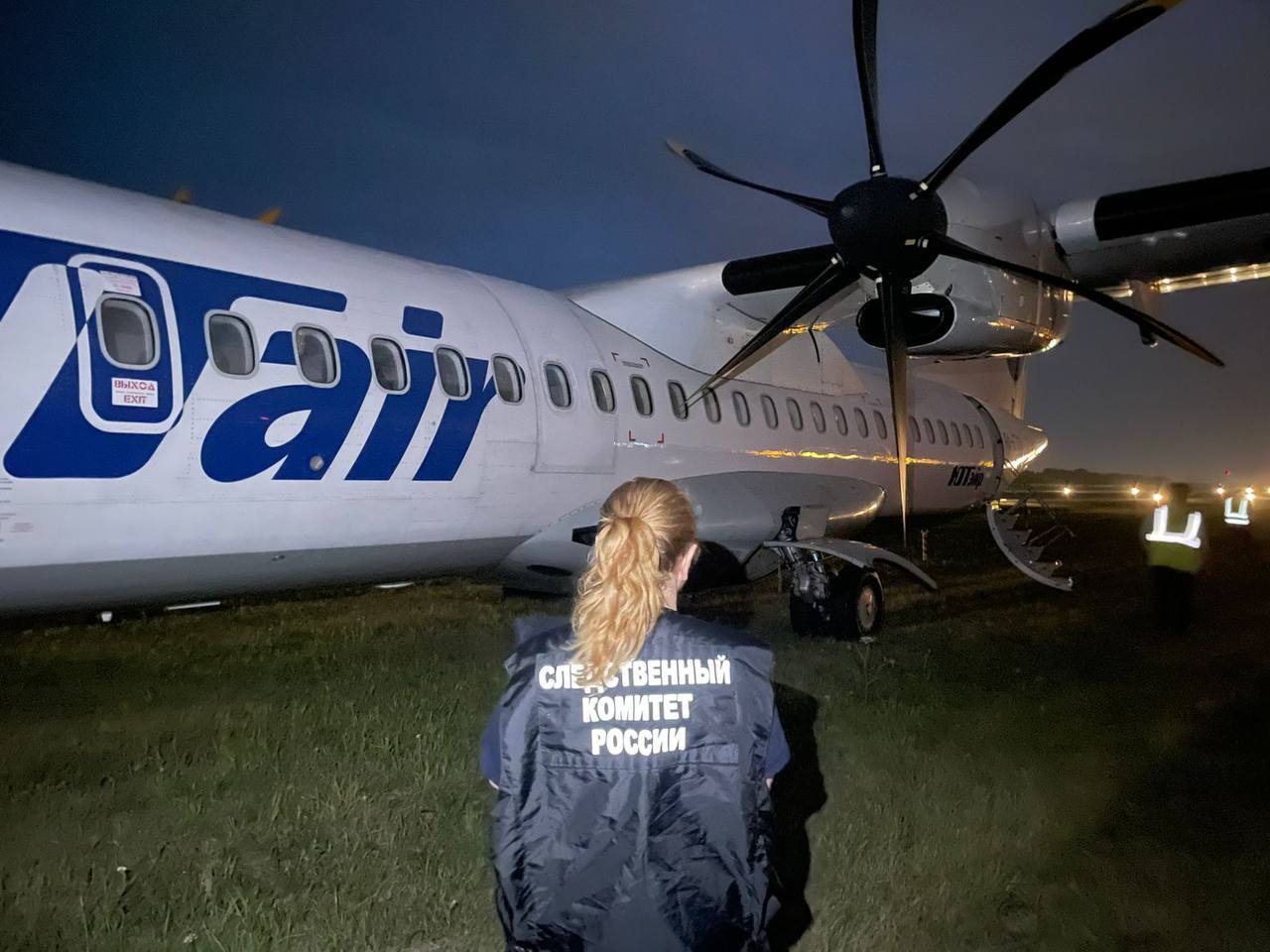 Самолет тюмень. АТР 72 ЮТЭЙР. ATR 72 UTAIR кабина. Посадка самолета. Самолет с пассажиром.