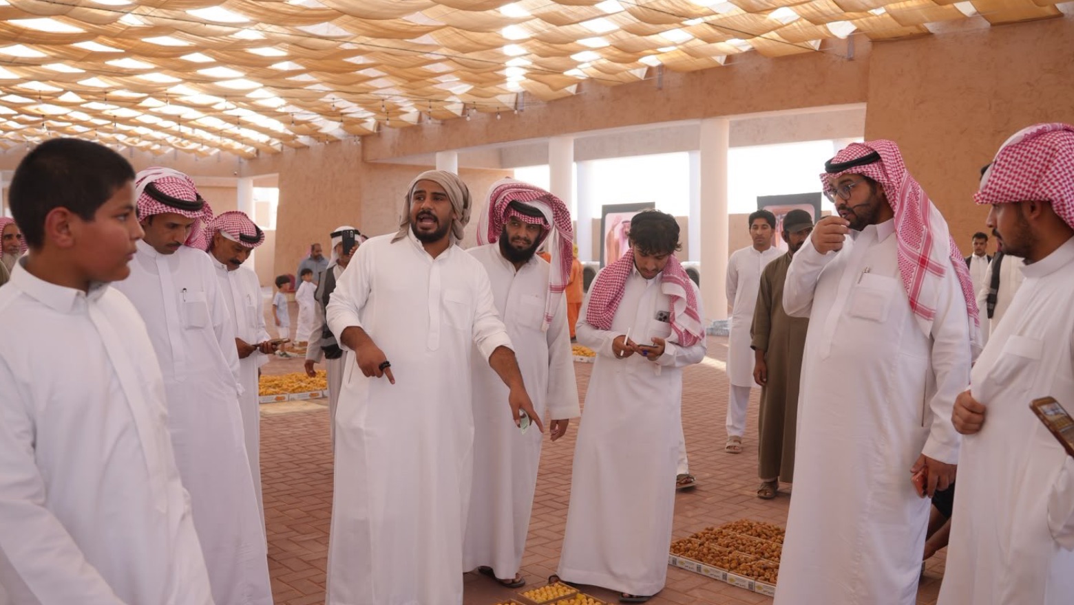 زيارة ميدانية للجواد الرابح ترصد انطلاقة موسم التمور في جادة الخبراء