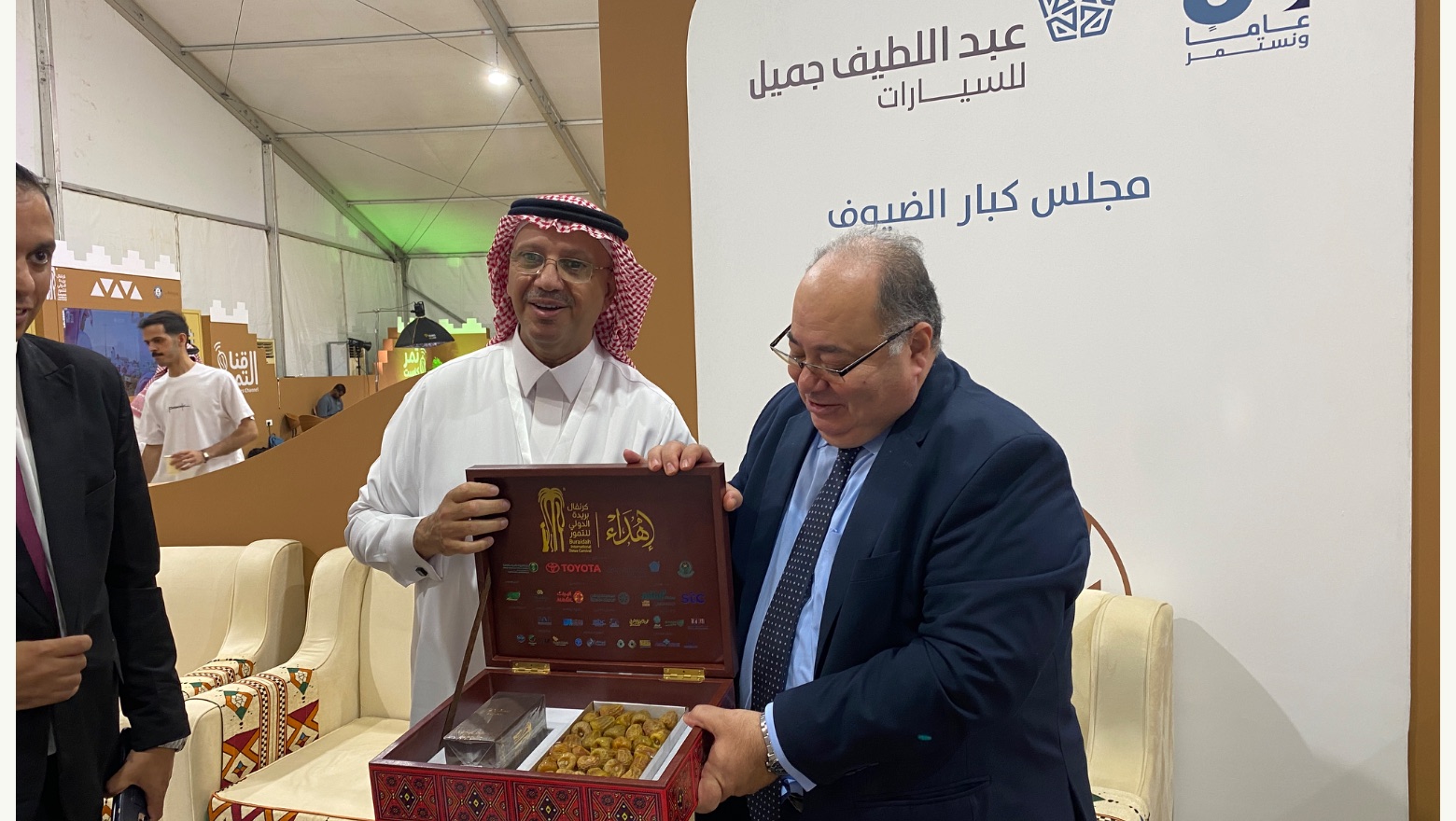 الجواد الرابح يوثق زيارة القنصل المصري لكرنفال بريدة للتمور