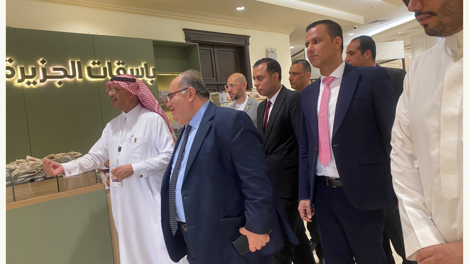 الجواد الرابح يوثق زيارة القنصل المصري لكرنفال بريدة للتمور - صورة 2