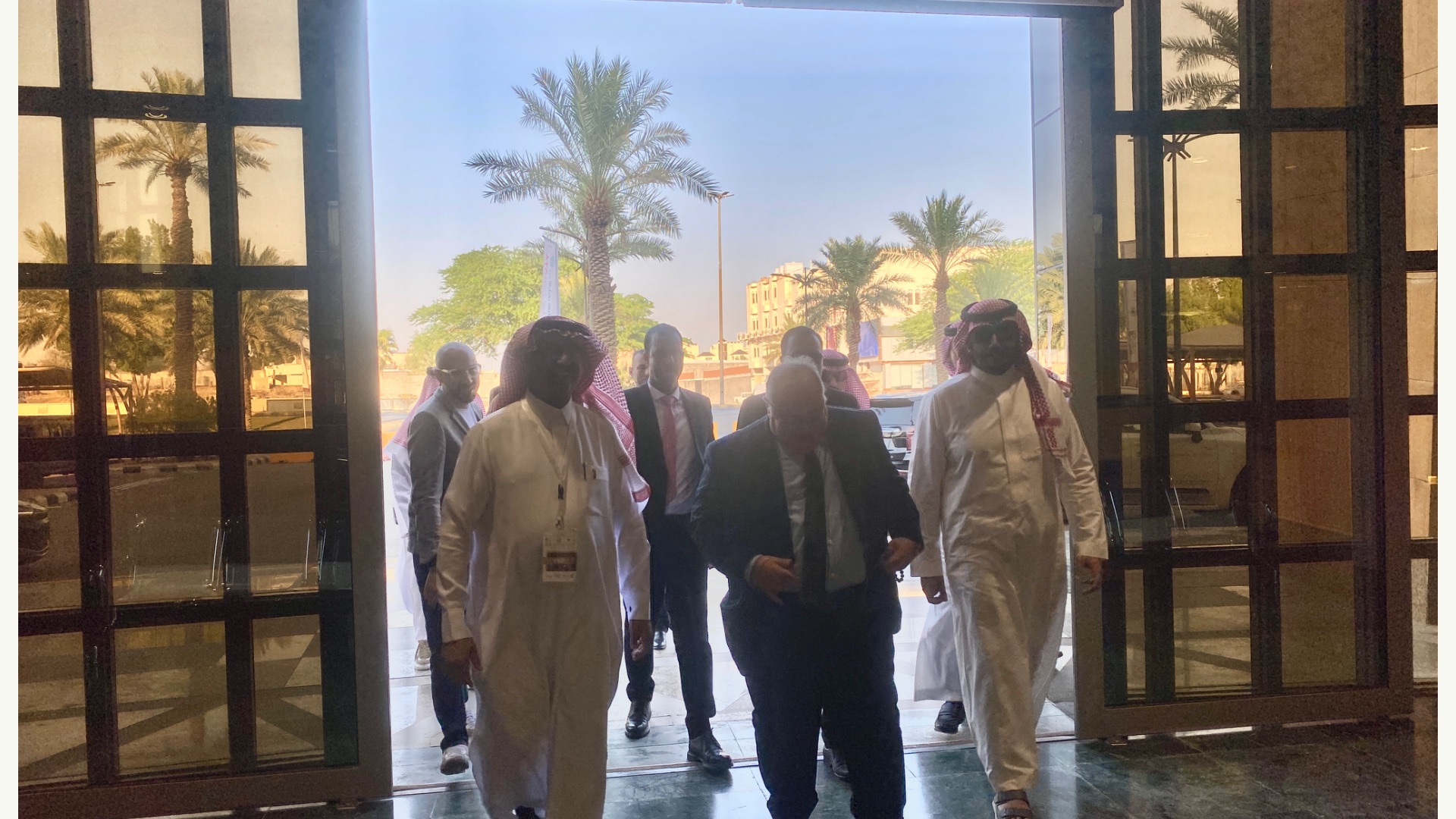 الجواد الرابح يوثق زيارة القنصل المصري لكرنفال بريدة للتمور - صورة 3