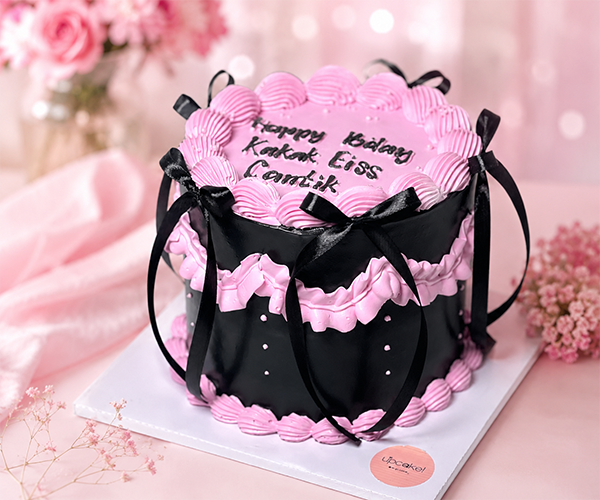 Customer bahagia dengan kue Upcake