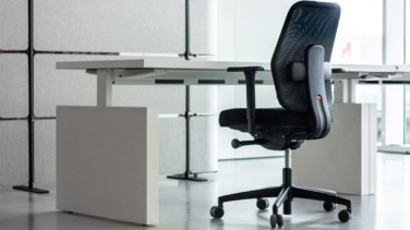 Zwarte bureaustoel, witte bureau