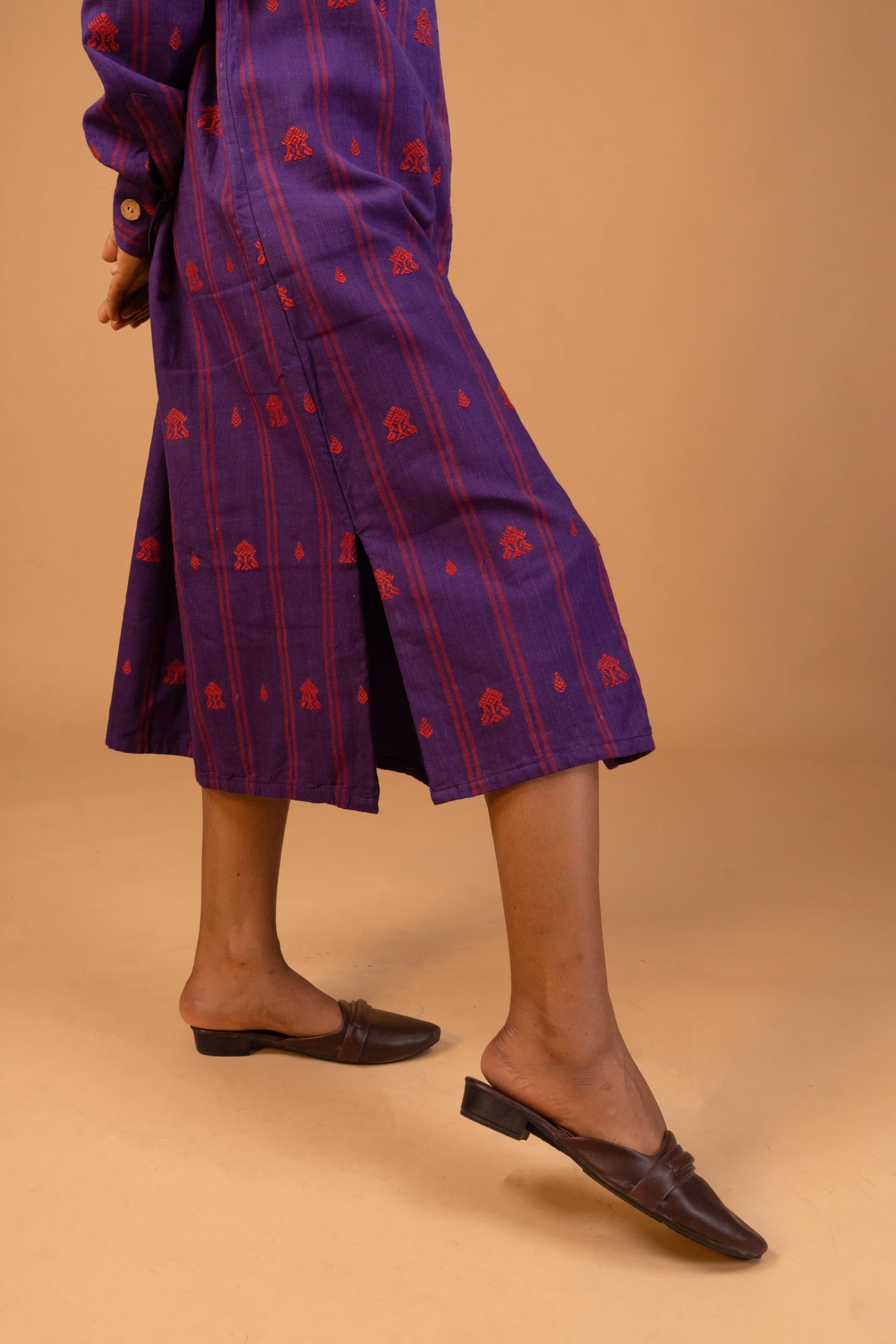 Haanjhoni (সাঁঝনী) Relaxed Fit Midi Dress in Violet thumbnail 7