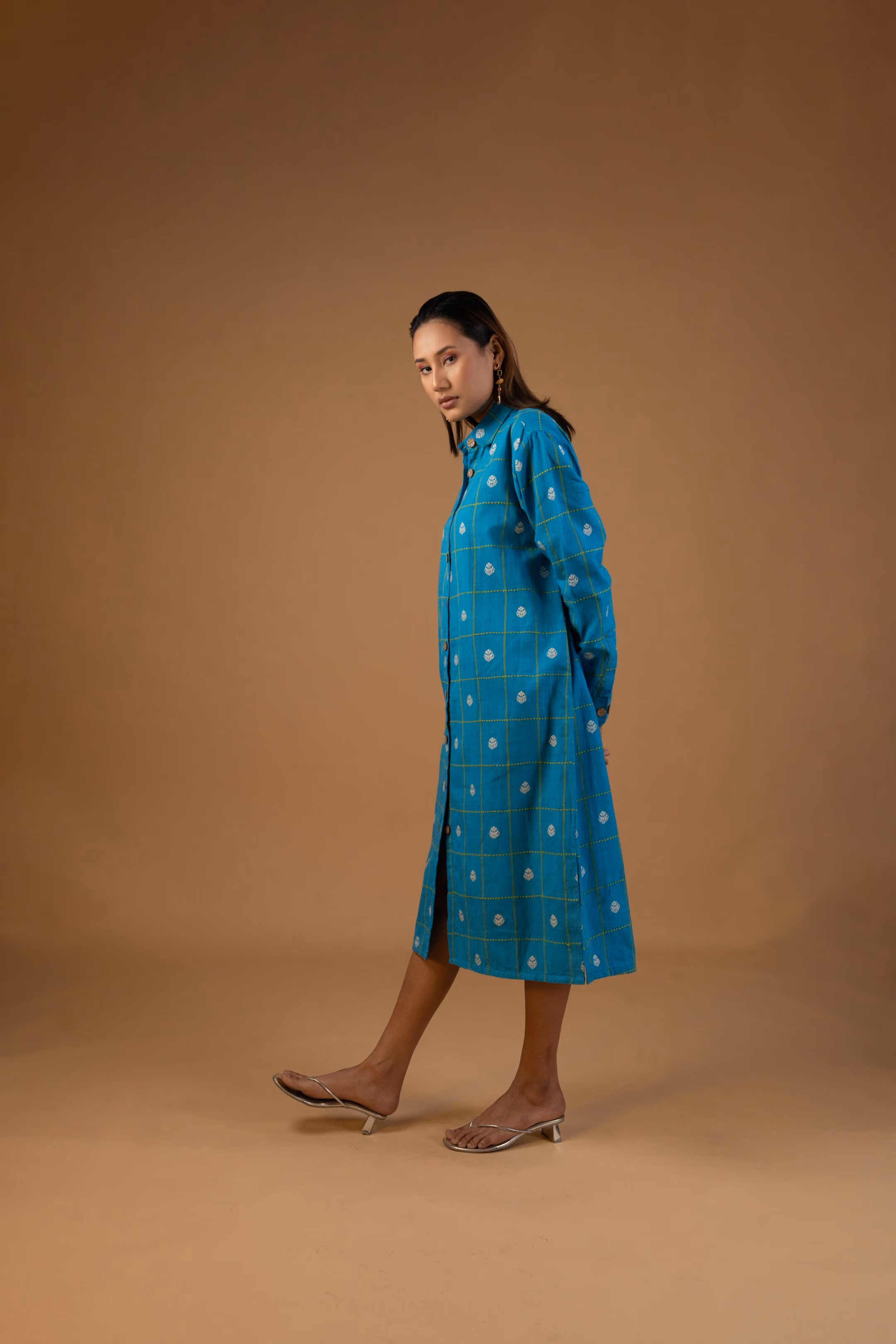 Akakhi (আকাশী) Relaxed Fit Midi Shirt Dress in Sky Blue thumbnail 3