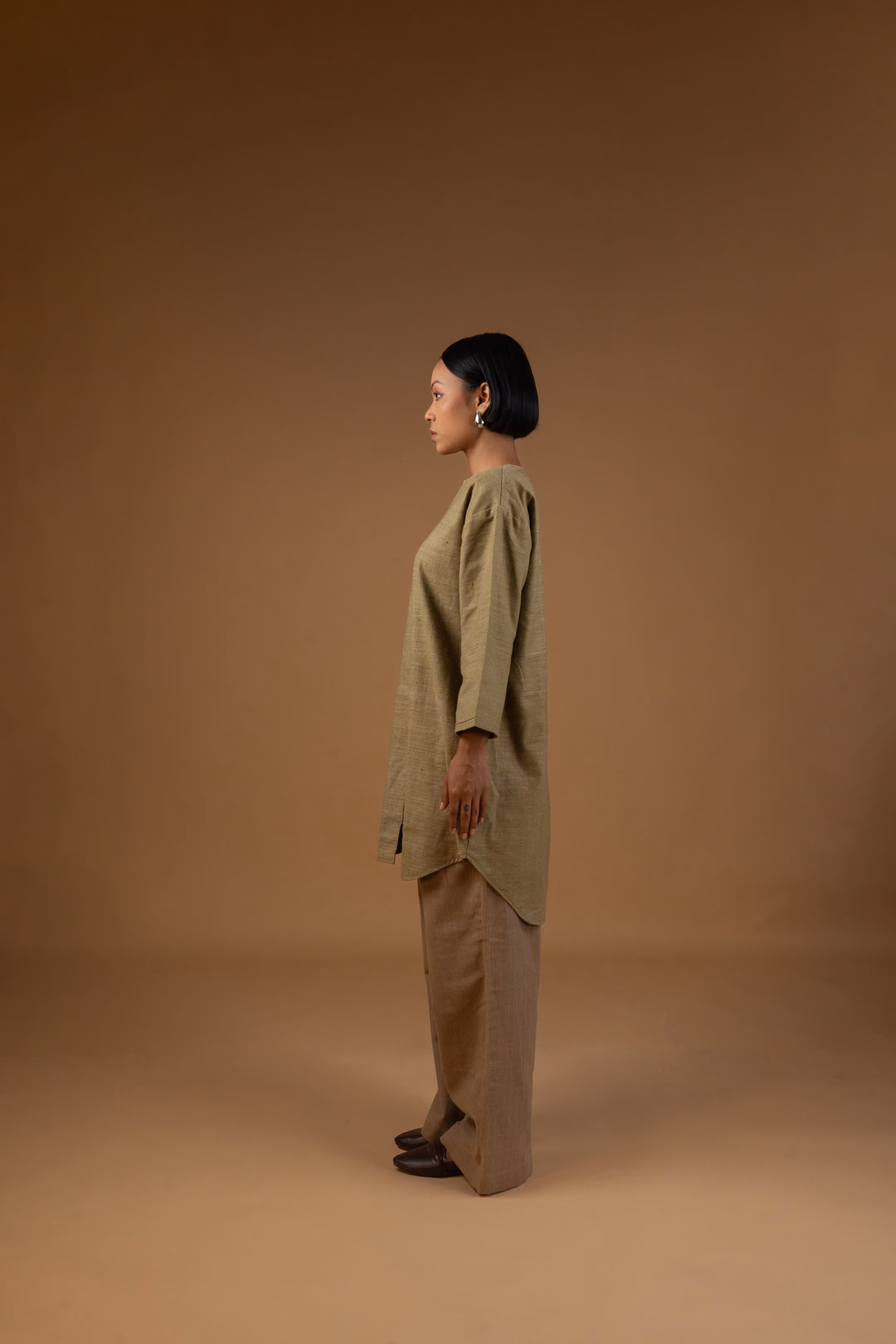 Arohi (আৰোহী) Olive Green Loose Fit Eri Silk Kurta Set thumbnail 3