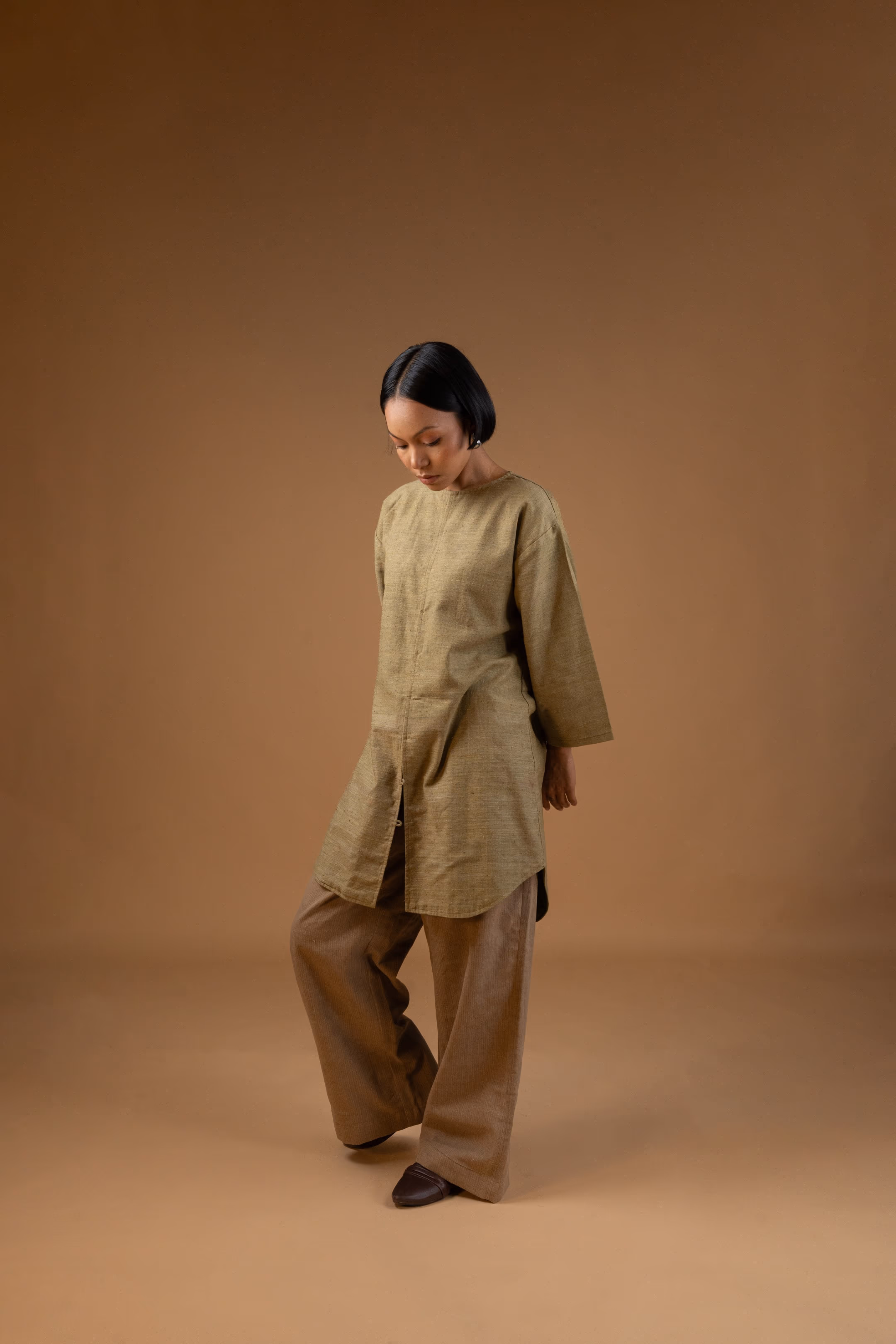 Arohi (আৰোহী) Olive Green Loose Fit Eri Silk Kurta Set thumbnail 4