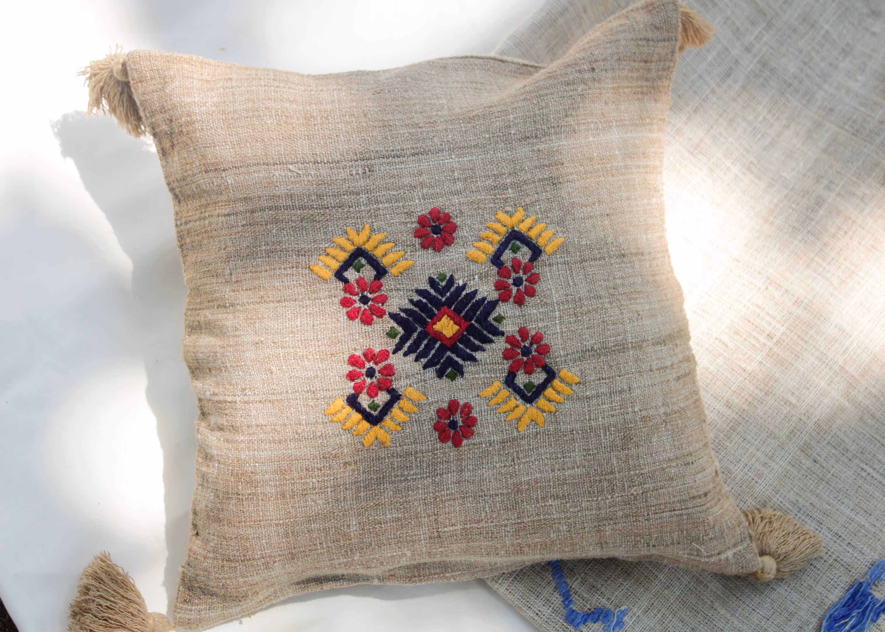 Kolka- Paisley Eri Silk Cushion Covers – Hand-Embroidered Beige/Clear thumbnail 1