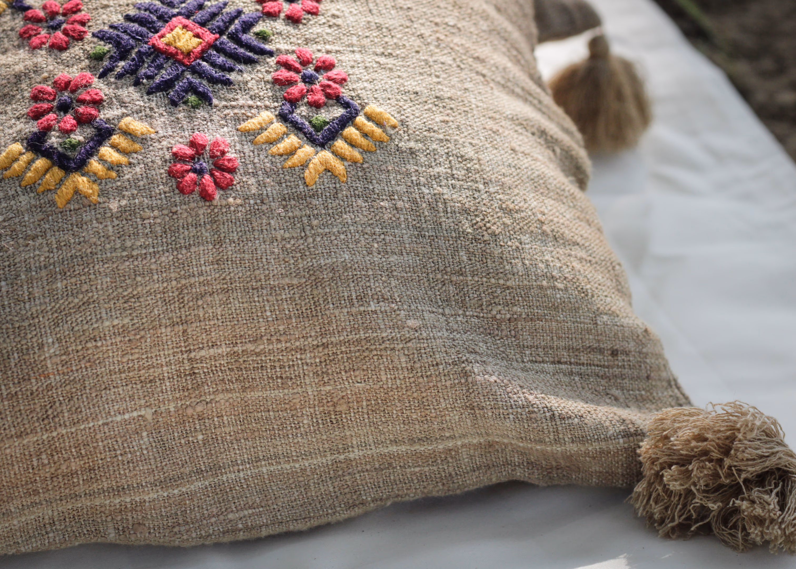 Kolka- Paisley Eri Silk Cushion Covers – Hand-Embroidered Beige/Clear thumbnail 2