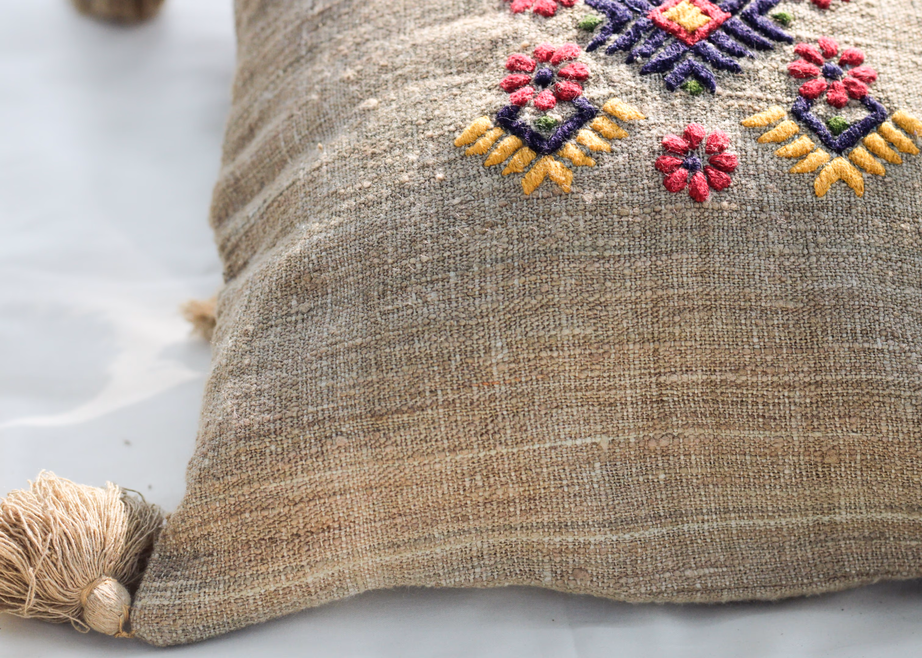 Kolka- Paisley Eri Silk Cushion Covers – Hand-Embroidered Beige/Clear thumbnail 3