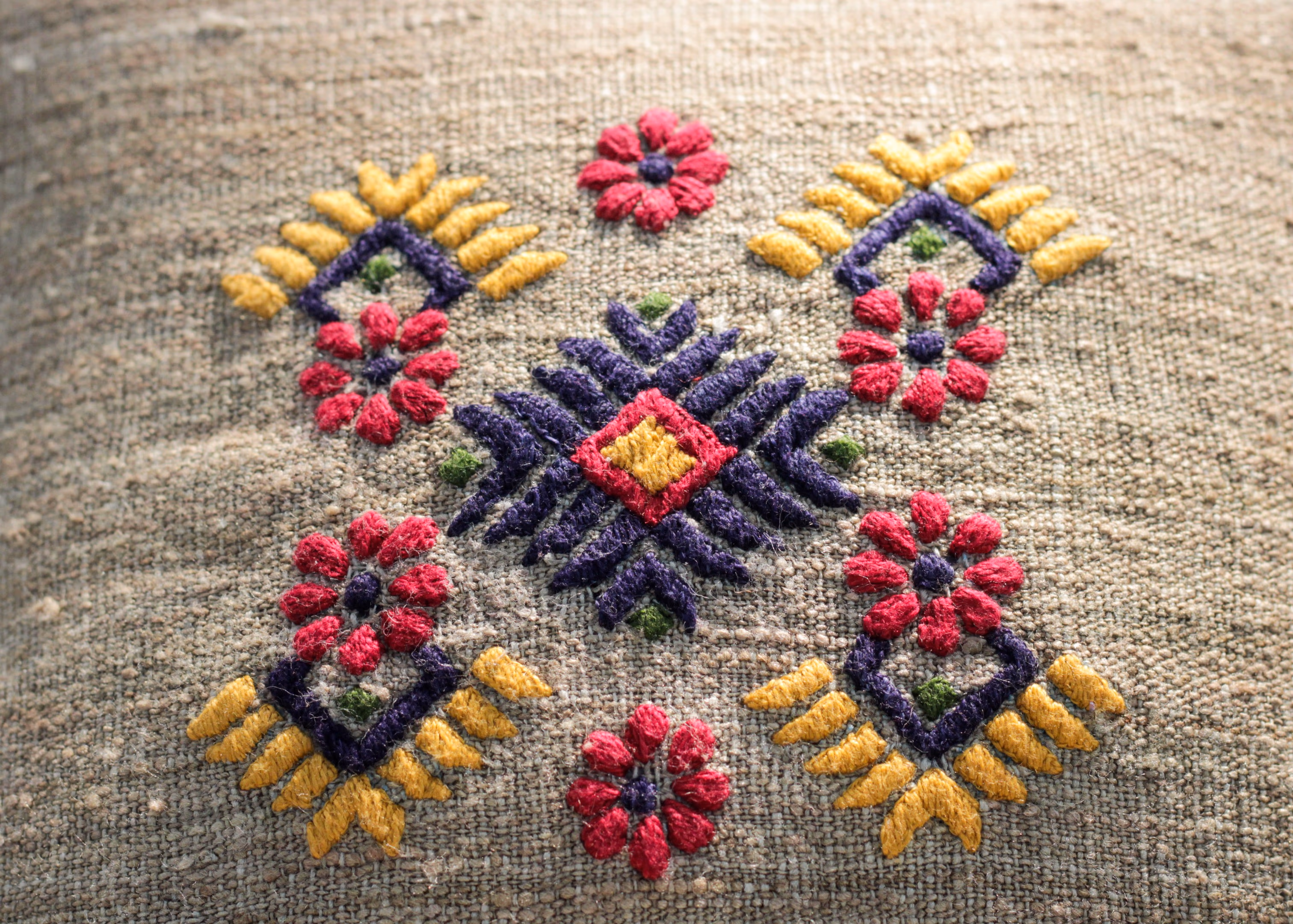 Kolka- Paisley Eri Silk Cushion Covers – Hand-Embroidered Beige/Clear thumbnail 4