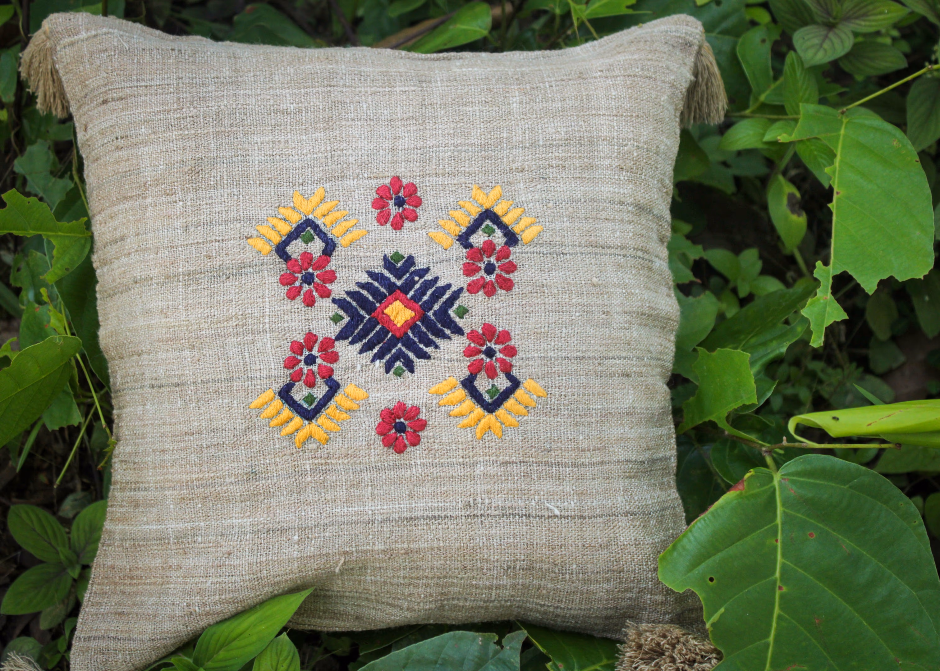 Kolka- Paisley Eri Silk Cushion Covers – Hand-Embroidered Beige/Clear thumbnail 5