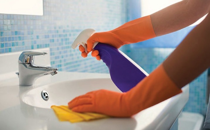 Desinfecte los puntos clave para las bacterias; como los interruptores de la luz, los pomos de las puertas, los pulsadores de los inodoros, los grifos, detr&aacute;s de los inodoros, etc.