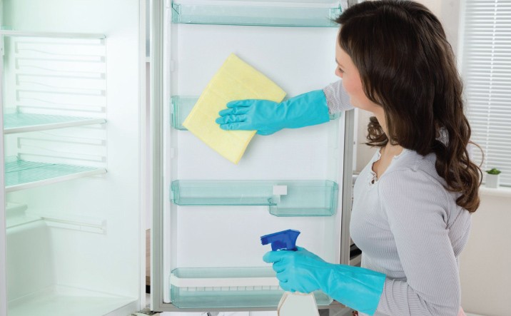 Desinfecte refrigeradores y dep&oacute;sitos de 
alimentos,  Aplique sobre la superficie 
con un atomizador. No existe riesgo
si el producto entra en contacto con 
alg&uacute;n alimento.
