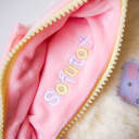 Vista 3 de Cartuchera Rosy Posy SOFUTO de peluche con agarradera y cremallera gruesa Amarillo pastel
